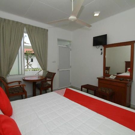 Garden Beach Hotel Kalutara Exteriör bild