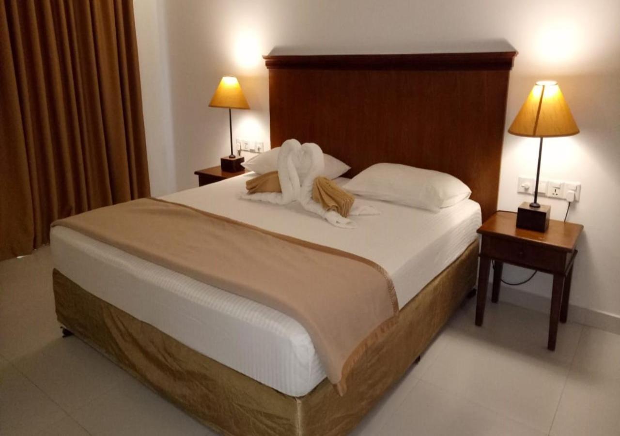 Garden Beach Hotel Kalutara Exteriör bild