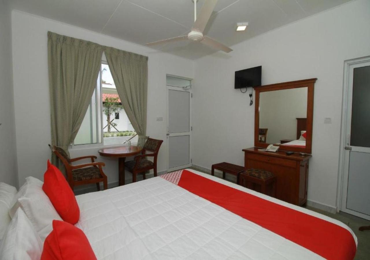 Garden Beach Hotel Kalutara Exteriör bild