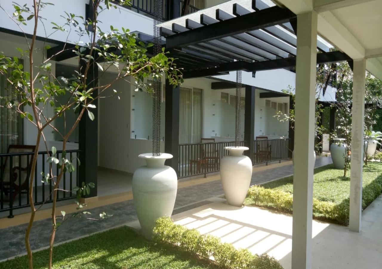Garden Beach Hotel Kalutara Exteriör bild