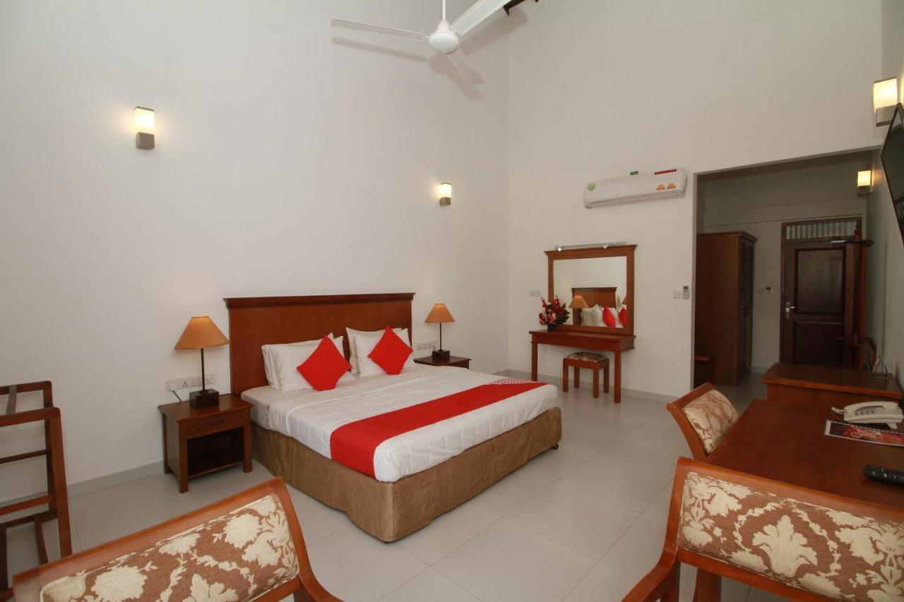 Garden Beach Hotel Kalutara Exteriör bild