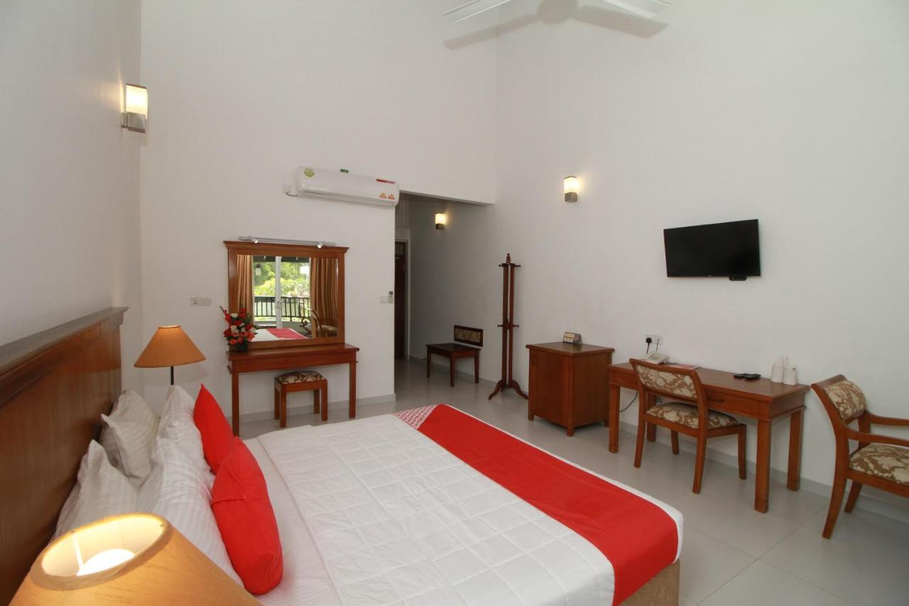 Garden Beach Hotel Kalutara Exteriör bild
