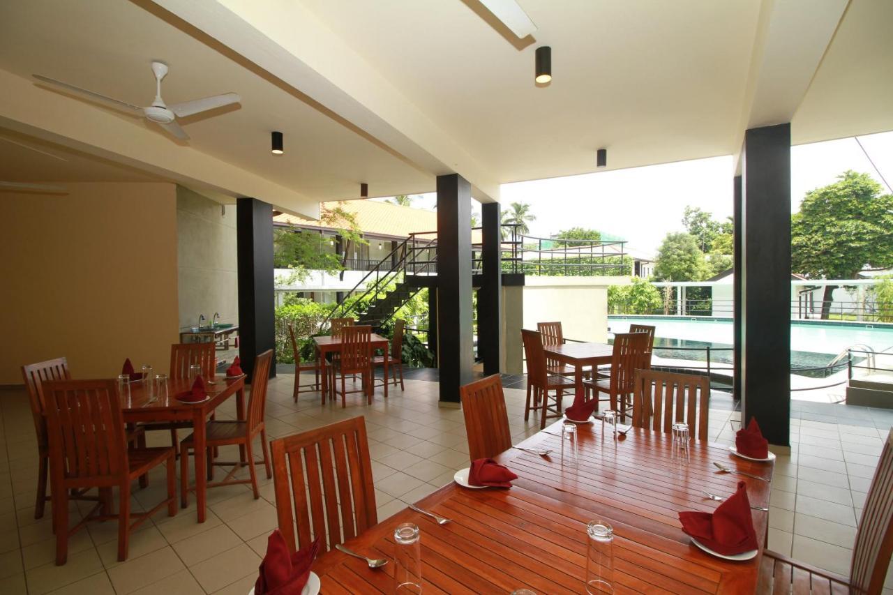 Garden Beach Hotel Kalutara Exteriör bild